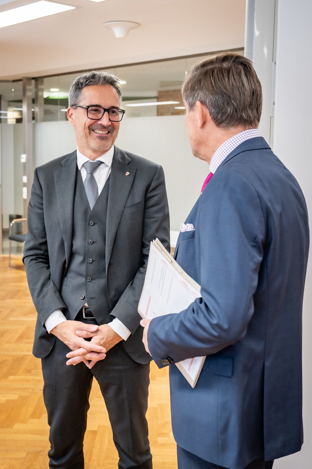 Il presidente della Provincia ha sottolineato che l'asse del Brennero è un collegamento viario fondamentale per l'Alto Adige e l'intera regione alpina. “Insieme dobbiamo sviluppare soluzioni europee che gestiscano in modo efficiente il trasporto merci, proteggano l'ambiente e preservino la qualità della vita dei residenti”, ha affermato Kompatscher. (Foto: Ministero federale austriaco per l'Innovazione, la Mobilità e le Infrastrutture/Tobias Holzer)