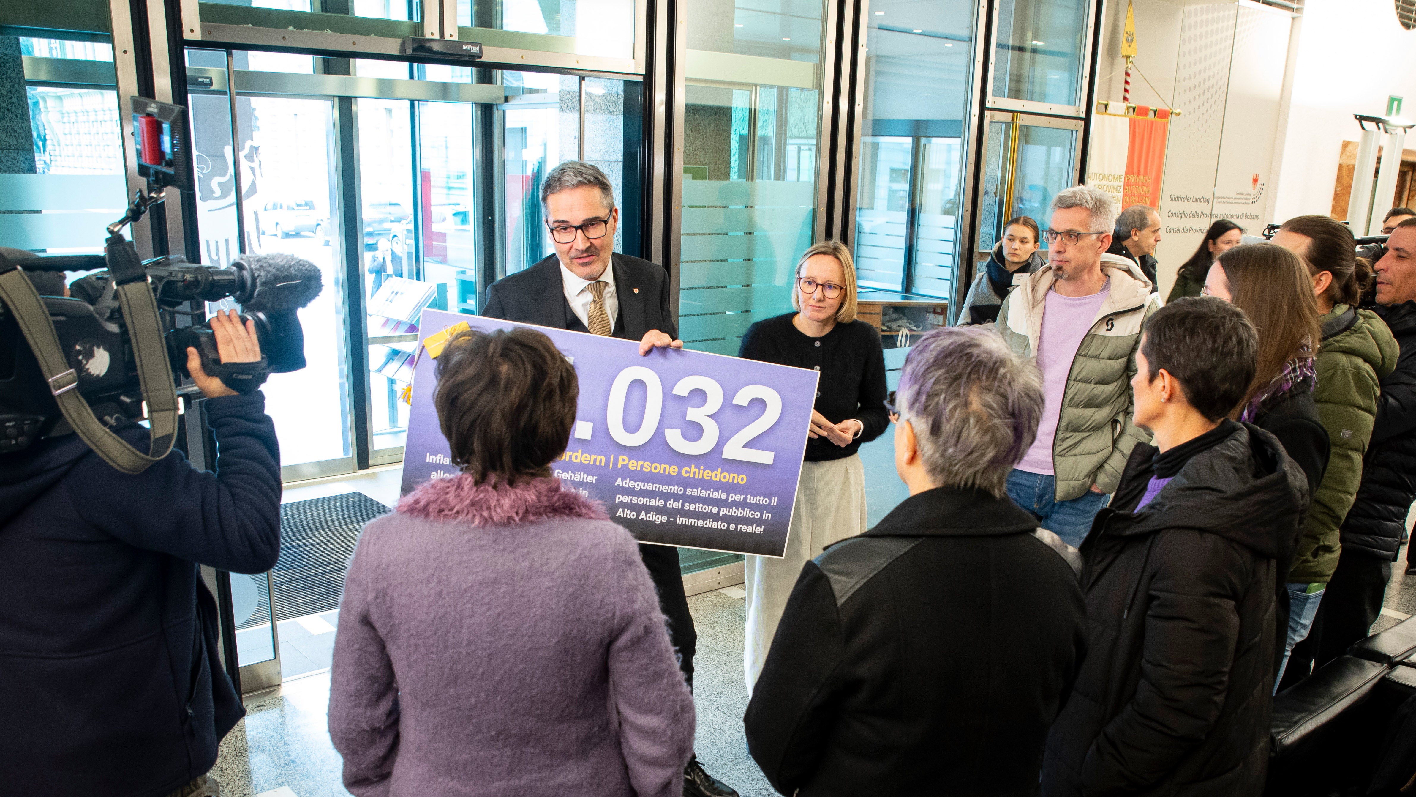 Landeshauptmann Arno Kompatscher und Personallandesrätin Magdalena Amhof bei der Entgegennahme der gesammelten Unterschriften. (Foto: LPA/Silvia Obwexer)