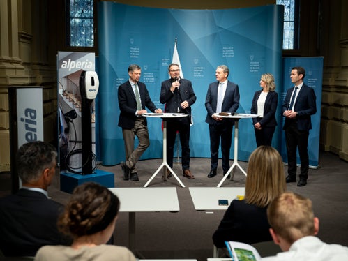 Die Fördermaßnahmen für Elektromobilität haben (v.l.n.r.) Mobilitätslandesrat Daniel Alfreider, Landeshauptmann Arno Kompatscher, Alperia-Generaldirektor Luis Amort, Green Mobility-Projektleiterin Verena Schnitzer und Mobilitätsressortdirektor Martin Vallazza vorgestellt. (Foto: LPA/Fabio Brucculeri) 