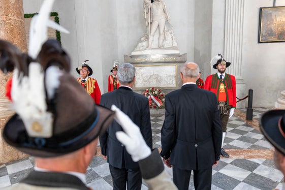 Die Landeshauptmänner Arno Kompatscher (links) und Anton Mattle legten Andreas-Hofer-Grabmal in der Hofkirche einen Kranz nieder. (Foto: Land Tirol/Sedlak)
