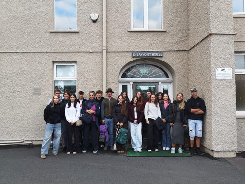 Sono 15 i giovani altoatesini e altoatesine di età compresa tra i 14 e i 17 anni hanno partecipato al programma di scambio giovanile tra l'Alto Adige e l'Irlanda del Nord. La foto è stata scattata davanti al Delamont Outdoor Learning Centre, alle porte di Belfast. (Foto: USP/Ufficio Servizio giovani/Sarah Lazzari, Helga Tinkhauser, Benjamin Schlesier)