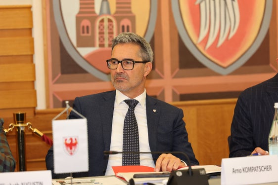 "La strategia della Commissione europea va nella direzione sbagliata. La centralizzazione crea più problemi di quanti ne risolva. Noi prendiamo chiaramente posizione contro questo approccio", ha sottolineato in relazione alla strategia dell'UE per la politica di coesione il presidente della Provincia autonoma di Bolzano, Arno Kompatscher. (Foto: Juliet Astafan/Ufficio stampa Provincia autonoma di Trento)
