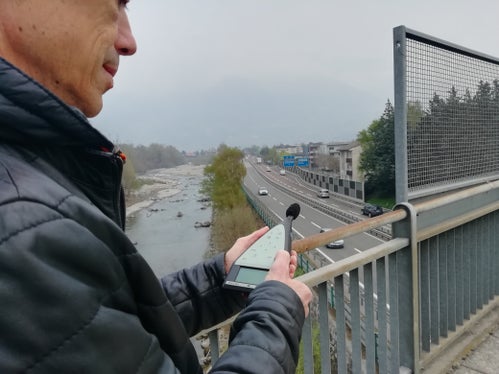 Il direttore Georg Pichler durante le misurazioni del rumore sulla MeBo vicino a Marlengo: Se tutti i veicoli fossero dotati di pneumatici silenziosi, l'effetto sarebbe lo stesso come se il traffico fosse dimezzato. (Foto: ASP/Nadia Franzoi)