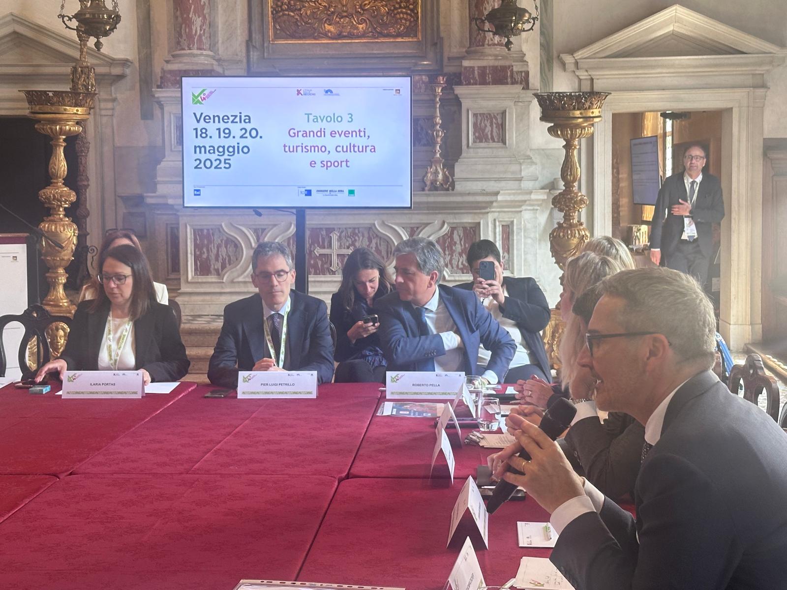 Arno Kompatscher (a destra con il microfono) ha coordinato il tavolo grandi eventi, cultura, turismo e sport. (Foto: USP)