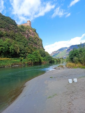 Sich über die Gewässerqualität informieren und aktuelle Daten herunterladen, ist über Geobrowser Maps Südtirol und das Landesumweltportal bequem möglich. Im Bild die Etsch bei Sigmundskron (Foto: LPA/Landesagentur für Umwelt und Klimaschutz)