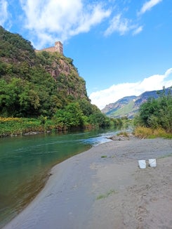Informarsi celermente sulla qualità dell'acqua, scaricando i dati aggiornati tramite Geobrowser Maps Südtirol e il portale provinciale dell'ambiente. L'immagine mostra il fiume Adige a Castel Firmiano (Foto: Agenzia provinciale per l'ambiente e la tutela del clima)