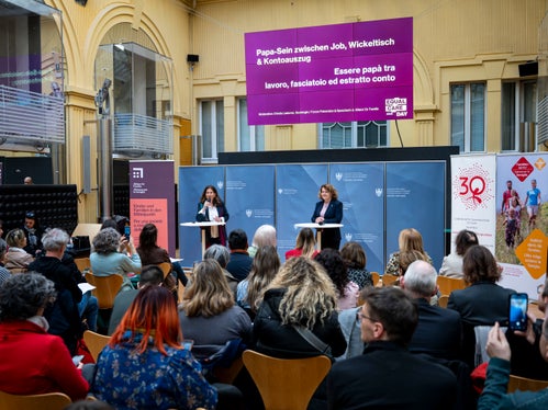 Für Väter, die Vaterschaftsurlaub genießen möchten, gibt es Beihilfen, wie etwa das Landesfamiliengeld+. Sie werden jedoch noch zu wenig genutzt, betonten Christa Ladurner vom Forum Prävention (im Bild links) und die zuständige Landesrätin Rosmarie Pamer. (Foto: LPA/Fabio Brucculeri)