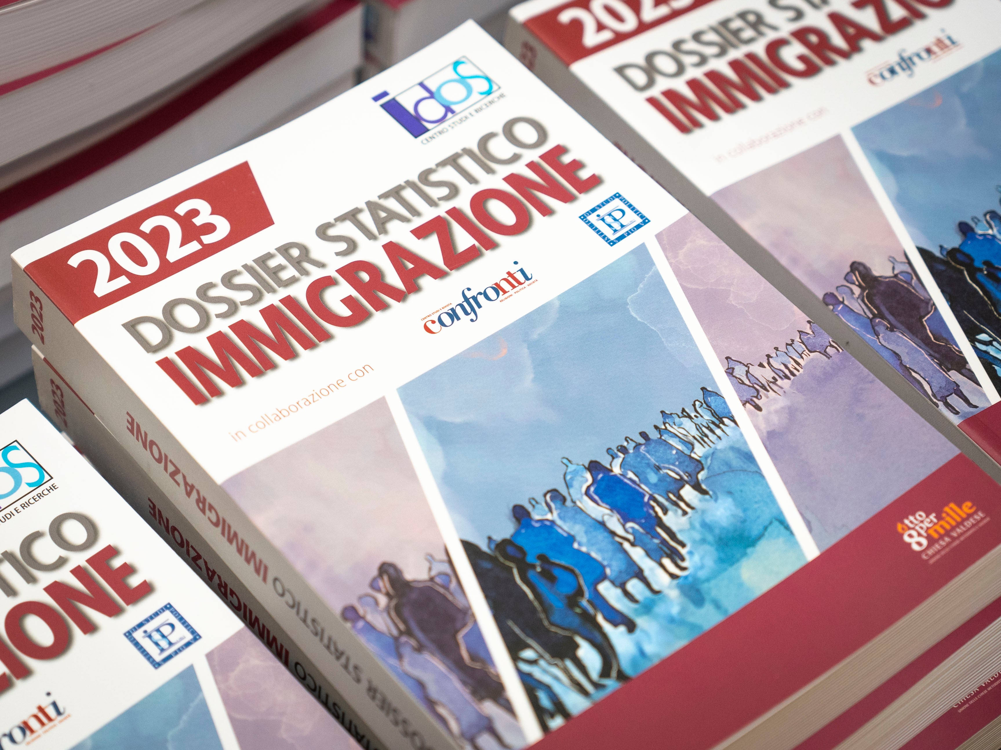 Wurde am 26. Oktober in ganz Italien vorgestellt: Das Statistische Jahrbuch zur Einwanderung 2023 (IDOS). (Foto: LPA/Fabio Brucculeri)