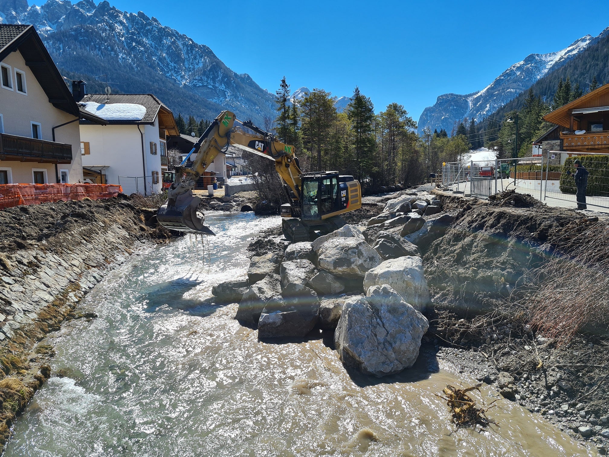 Die Schutzmauern werden im Siedlungsbereich oberhalb der Eisenbahnbrücke in Toblach auf beiden Ufern der Rienz mit Zyklopensteinen erneuert. (Foto: LPA/Amt für Wildbach- und Lawinenverbauung Ost)