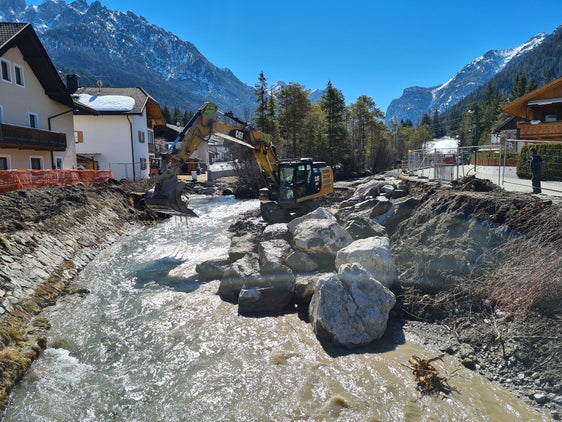 I muri di protezione vengono rinnovati con pietre ciclopiche su entrambe le rive del fiume Rienza, nella zona di insediamento sopra il ponte ferroviario a Dobbiaco. (Foto: ASP/Ufficio Sistemazione bacini montani est)