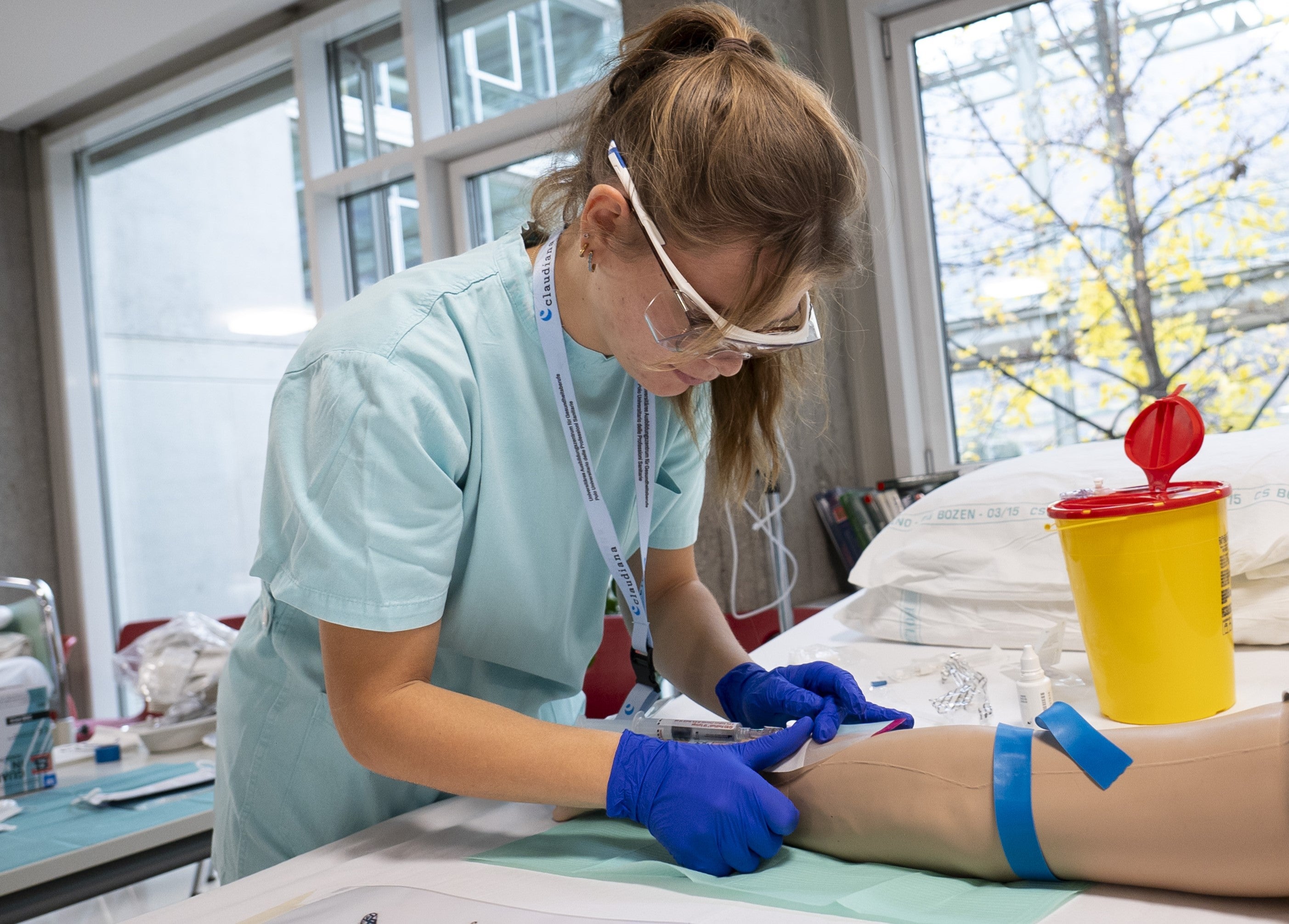 Gerade Gesundheitsberufe müssen gelernt sein. Rund 700 junge Menschen lernen an der Landesfachhochschule für Gesundheitsberufe Claudiana alles Wichtige für ihren Beruf wie z.B. die Blutabnahme. Die Landesregierung hat den Jahresabschluss 2024 der Claudiana genehmigt. (Foto: LPA/Fabio Brucculeri)