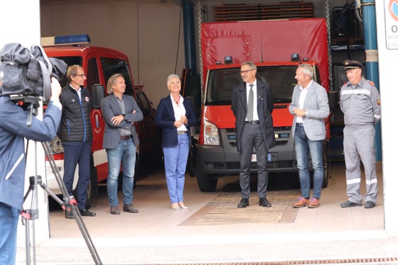 Conferenza stampa per la presentazione del pulsante di emergenza, che in caso di necessità serve a dare l’allarme a livello provinciale presso tutte le caserme dei vigili del fuoco in caso di interruzione dell’energia elettrica e delle linee telefoniche (da sinistra): il direttore dell’Agenzia per la Protezione civile Klaus Unterweger, il primario Marc Kaufmann, la vicesindaca del Comune di Cornedo all'Isarco Martina Lantnschner Pisetta, il presidente della Provincia e assessore alla protezione civile Arno Kompatscher, il sindaco del Comune di Cornedo all'Isarco Albin Kofler, il presidente dell’Unione provinciale dei Corpi volontari vigili del fuoco Martin Künig. (Foto: USP/Maja Clara)