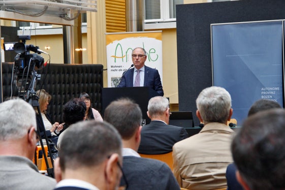 Il presidente di Federcasa, Riccardo Novacco, ha confermato che l'Alto Adige è un modello di politica abitativa (Foto: ASP/Greta Stuefer) 