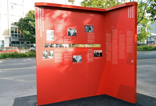 La stele, concepita come luogo di informazione e incontro, documenta il percorso dell'Alto Adige da regione di conflitto a Provincia autonoma. “Il discorso di Kreisky del 31 ottobre 1960 è stato un passo decisivo in questa direzione”, ha sottolineato Kompatscher. (Foto: Città di Vienna/Jobst)