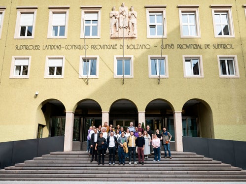 Die nordirische Delegation sowie Mitarbeiterinnen und Mitarbeiter aus der Südtiroler Jugendarbeit erhielten auch Einblick in Funktionen, Kompetenzen und Abläufe des Landtages. (Foto: LPA/Fabio Brucculeri)