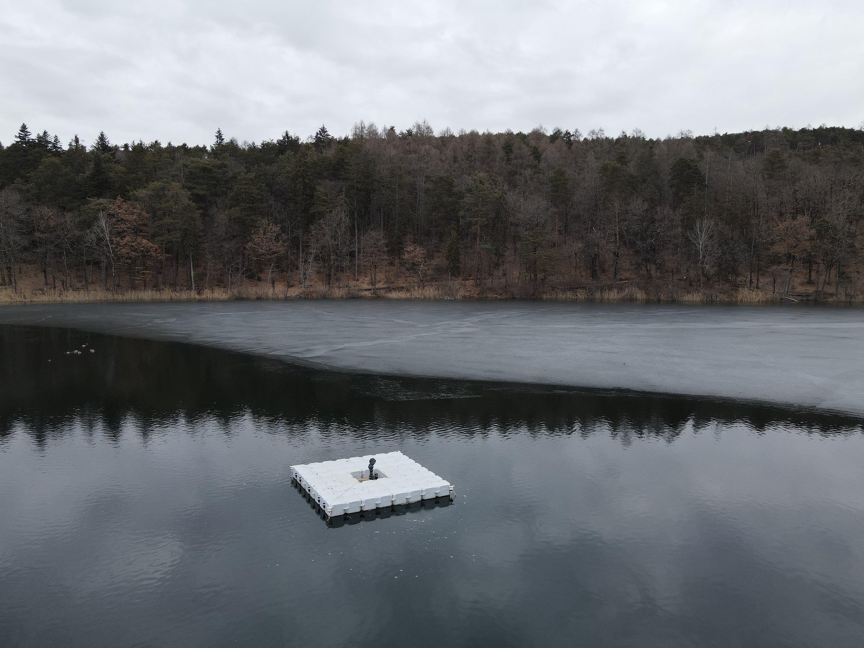 Künstliche Belüftung des Seewassers: Noch bis circa Mitte März wird dem Kleinen Montiggler See Sauerstoff zugeführt. (Foto: Landesagentur für Umwelt und Klimaschutz/Gnews)