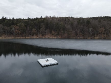 Künstliche Belüftung des Seewassers: Noch bis circa Mitte März wird dem Kleinen Montiggler See Sauerstoff zugeführt. (Foto: Landesagentur für Umwelt und Klimaschutz/Gnews)