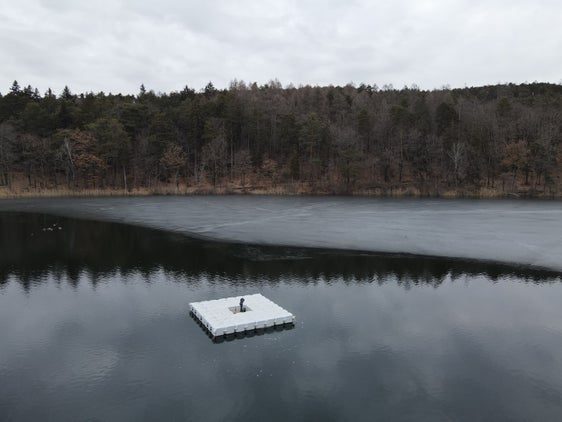 Künstliche Belüftung des Seewassers: Noch bis circa Mitte März wird dem Kleinen Montiggler See Sauerstoff zugeführt. (Foto: Landesagentur für Umwelt und Klimaschutz/Gnews)