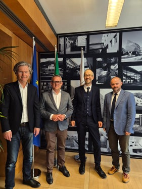 Con il nuovo direttore dell'Ufficio del Libro fondiario di Monguelfo: da sinistra il direttore di Ripartizione Kasal, l'assessore Bianchi, Klaus Brunner e il direttore di Dipartimento Bedin. (Foto: USP/Gianluca Crocco)