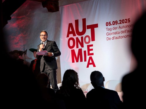 Il presidente Kompatscher ha accolto gli ospiti alla tavola rotonda sottolineando la necessità di collaborare e affrontare insieme le sfide dell'Autonomia: Le norme e i meccanismi volti alla tutela delle minoranze nell'ambito del nostro sistema di Autonomia si sono dimostrati efficaci, ma rimangono un compito e una sfida costante di adeguare continuamente tali norme alle esigenze e alle condizioni quadro nuove e mutate, in modo tale da non comprometterne in alcun modo gli obiettivi e l'efficacia. (Foto: USP/Fabio Brucculeri)