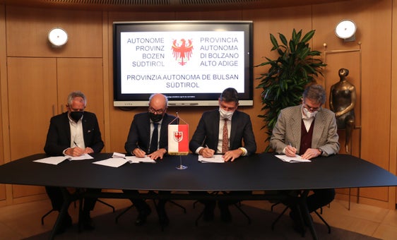 Il contratto per la circonvallazione di Chienes è firmato. Da sinistra: il sindaco di Chienes Andreas Falkensteiner, il direttore di Ripartizione Valentino Pagani, l'assessore Daniel Alfreider e il rappresentante della associazione temporanea di imprese Emilio Bianchi. (Foto: ASP/Ingo Dejaco)