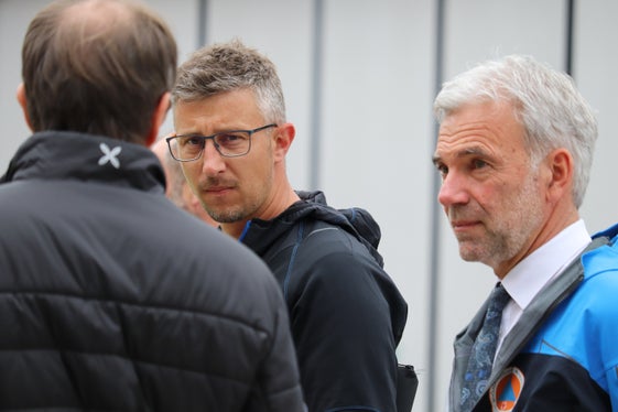 L'assessore provinciale alla Protezione civile Schuler (a destra) a colloquio con il coordinatore della logistica, Florian Egger (al centro) e il direttore dell'Agenzia di Protezione civile, Klaus Unterweger (Foto: ASP/Maja Clara)
