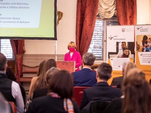 Il certificato ’audit famigliaelavoro' è un valore aggiunto per datori di lavoro e dipendenti, ne é convinta l'assessora provinciale Waltraud Deeg. (Foto: Camera di Commercio/Marion Lafogler)