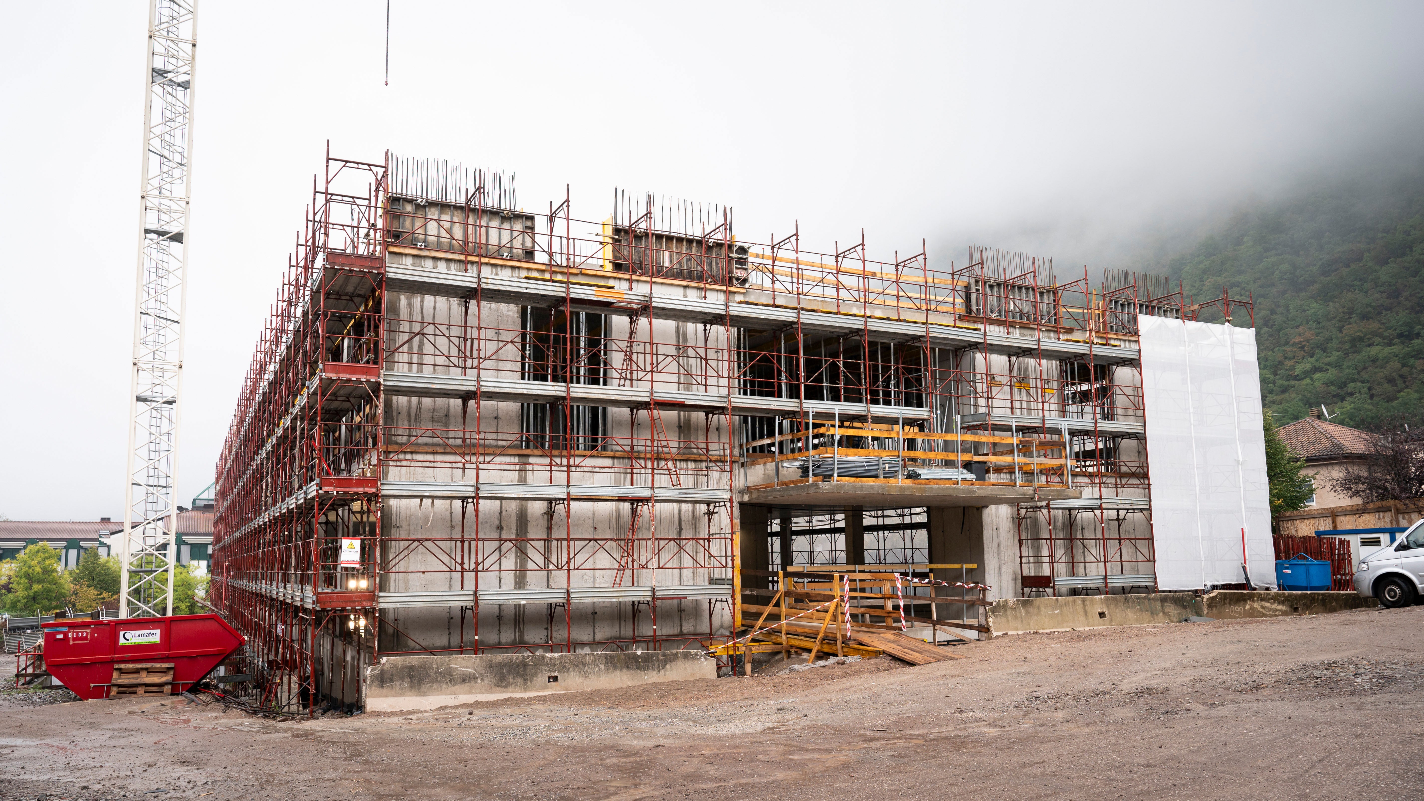 
Die Erweiterungsarbeiten am Haus der Gemeinschaft in Leifers schreiten voran. (Foto: LPA/Fabio Brucculeri)