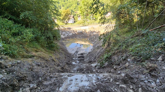 Gli operai hanno svuotato il bacino pieno di acqua nella sorgente di Madonna di Senales e un'altra area di ritenzione più piccola sopra la strada di accesso al Gfallhof. (Foto: Ufficio Sistemazione bacini montani ovest dell'Agenzia per la Protezione civile/Martin Eschgfäller)