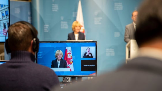 L'Ufficio Stampa ha fornito supporto ai media per 270 eventi mediatici, tra cui 49 conferenze stampa dopo le ´sedute della Giunta provinciale (nella foto con l'assessora provinciale Waltraud Deeg, con la traduzione in lingua dei segni). (Foto: ASP/Fabio Brucculeri)