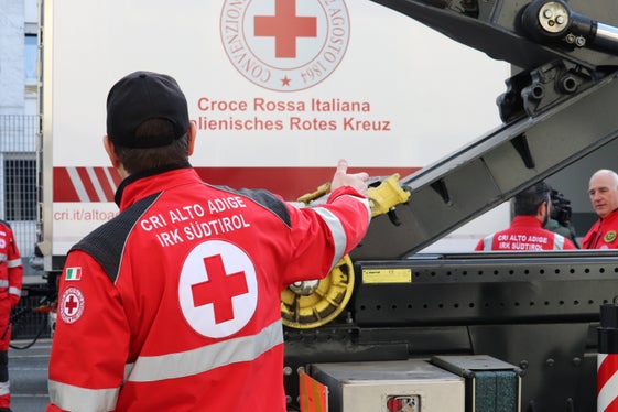 Neue Fahrzeuge und Ausstattungen wurden heute am Sitz der Agentur für Bevölkerungsschutz dem Landeskomitee des Roten Kreuzes übergeben. Von den 800 Freiwilligen des Roten Kreuzes in Südtirol haben 250 eine spezifische Ausbildung für den Einsatz im Katastrophenfall. (Foto: LPA/Maja Clara)