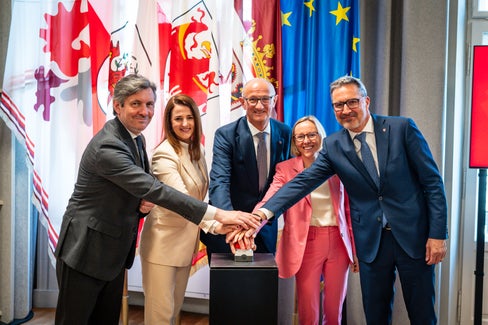 Ativazion simbolica dla Borsa lëur dl’Euregio. Da man ciancia: l vizepresidënt Achille Spinelli (Trentin), l'assessëura dl Tirol Astrid Mair y l presidënt dl’Euregio y cumandant dl Tirol Anton Mattle, l'assessëura dla Provinzia autonoma de Bulsan Magdalena Amhof y l presidënt dla Provinzia de Bulsan Arno Kompatscher. (Foto: Land Tirol/Fitsch)