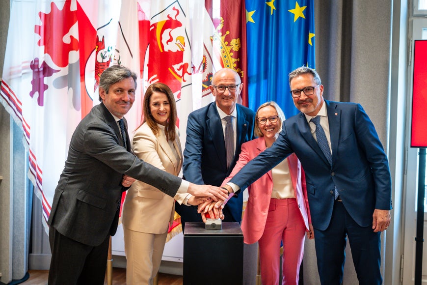 Symbolische Freischaltung für die grenzenlose Jobsuche in allen Euregio-Ländern: (von links) Landeshauptmannstellvertreter Achille Spinelli (Trentino), Landesrätin Astrid Mair sowie Euregio-Präsident und Landeshauptmann Anton Mattle (beide Tirol), Landesrätin Magdalena Amhof und Landeshauptmann Arno Kompatscher (Südtirol) (Foto: Land Tirol/Fitsch)