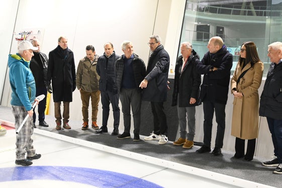 Il presidente della Provincia, Arno Kompatscher, introduce il ministro Andrea Abodi ai segreti del curling. (Foto: HC Valpusteria)