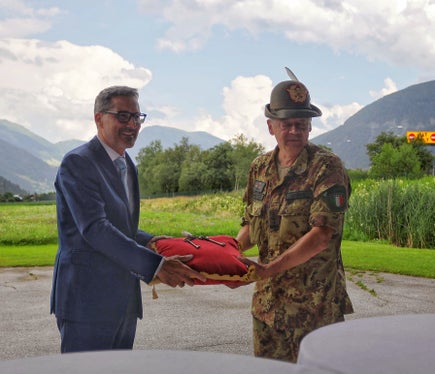 Feierliche Schlüsselübergabe für den ehemaligen Militärflughafen in Sterzing: Landeshauptmann Kompatscher und Alpini-Kommandant Ignazio Gamba. (Foto: LPA/Stefano Orsini)