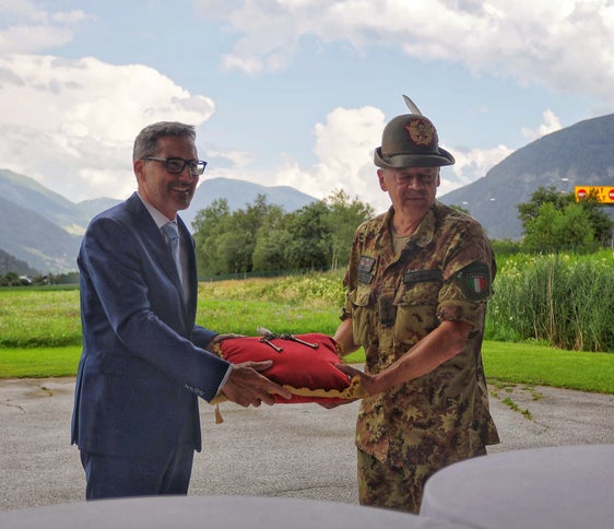 Il comandate delle Truppe Alpine, generale di C.A. Ignazio Gamba, consegna simbolicamente al presidente della Provincia autonoma di Bolzano, Arno Kompatscher, le chiavi dell'aerocampo di Vipiteno (Foto: Stefano Orsini)