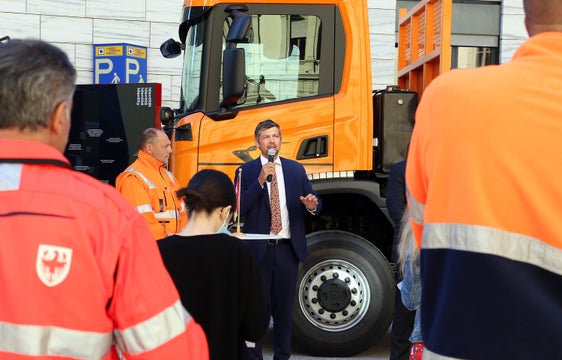 LR Alfreider betonte: „Sichere und gut befahrbare Straßen, verbinden Südtirol und schaffen vor allem auch in den Dörfern Entwicklung und Zukunftschancen.“ (Foto: LPA/Ingo Dejaco)