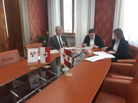 Conferenza stampa dopo la riunione della Giunta specializzata per la protezione civile transfrontaliera e la gestione delle catastrofi: da sinistra: l'assessore provinciale altoatesino alla Protezione civile Arnold Schuler, il presidente del Trentino e dell'Euregio Maurizio Fugatti e l'assessora tirolese alla Protezione civile Astrid Mair (Foto: Euregio/cva)