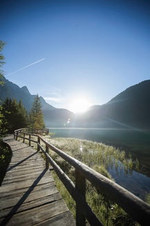 In die ordentlichen und außerordentlichen Instandhaltungsarbeiten am Wanderwegenetz im Naturpark Rieserferner-Ahrn wurden 2022 rund 385.000 Euro investiert. (Foto: IDM Südtirol/Manuel Kottersteger)