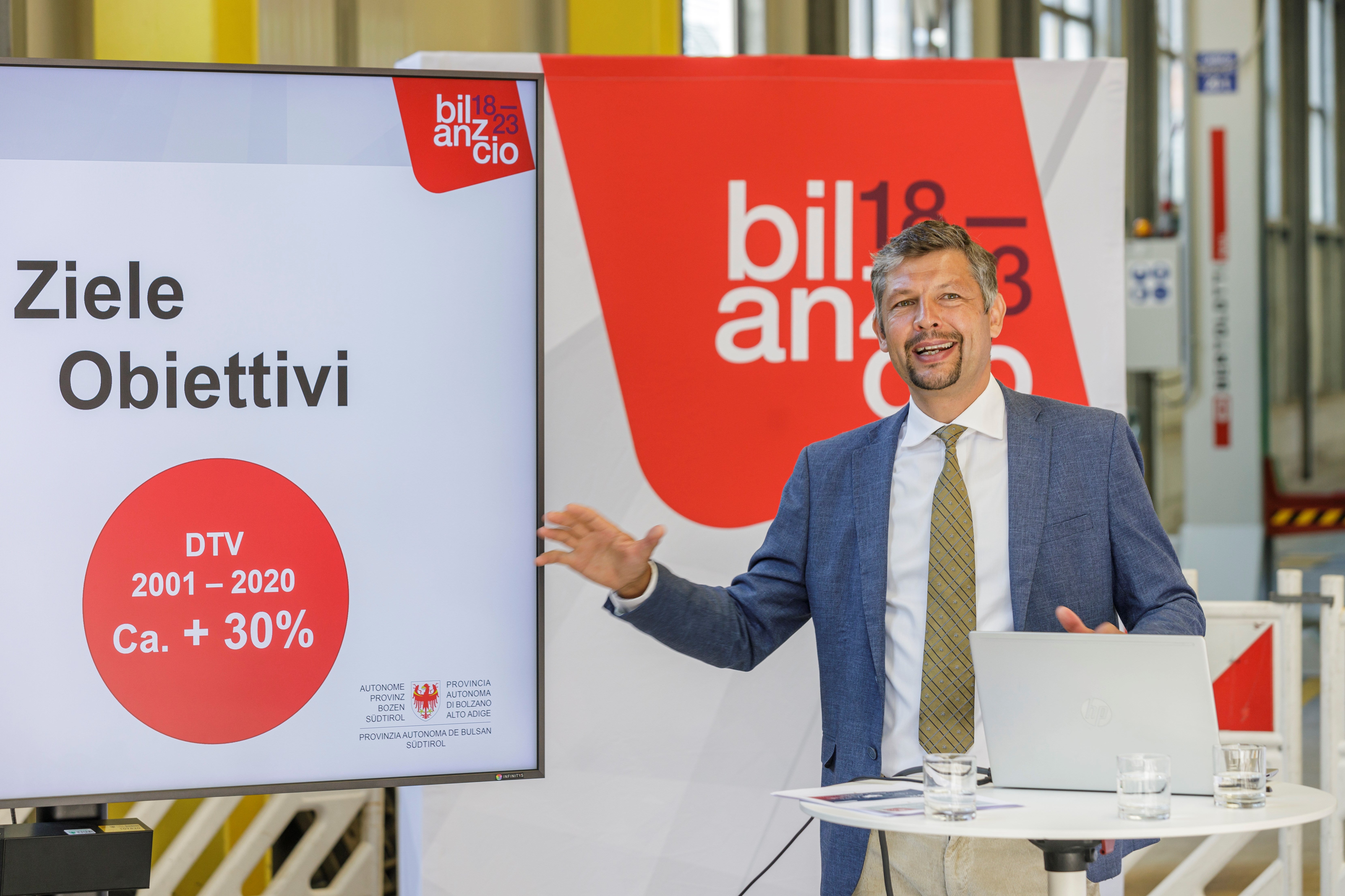 Mit neuer Infrastruktur und den bereits bestellten 15 neuen Zügen wollen wir das Umsteigen leicht machen, Zeit einsparen helfen und eine Durchbindung der Bahn nicht nur in Südtirol, sondern über die Grenzen hinausschaffen, erklärte Mobilitätslandesrat Alfreider. (Foto: LPA/Tiberio Sorvillo) 