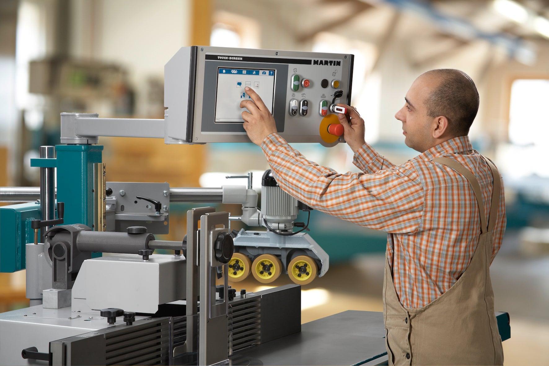 Im Herbst startet der Lehrgang zur Vorbereitung auf die Meisterprüfung. Erlernt und vertieft wird dabei unter anderem der Einsatz von CNC-gesteuerten Maschinen. Wer sich noch für die letzten freien Plätze anmelden möchte, muss sich beim Amt für Lehrlings- und Meisterausbildung anmelden. (Foto: Kuen Walter GmbH)