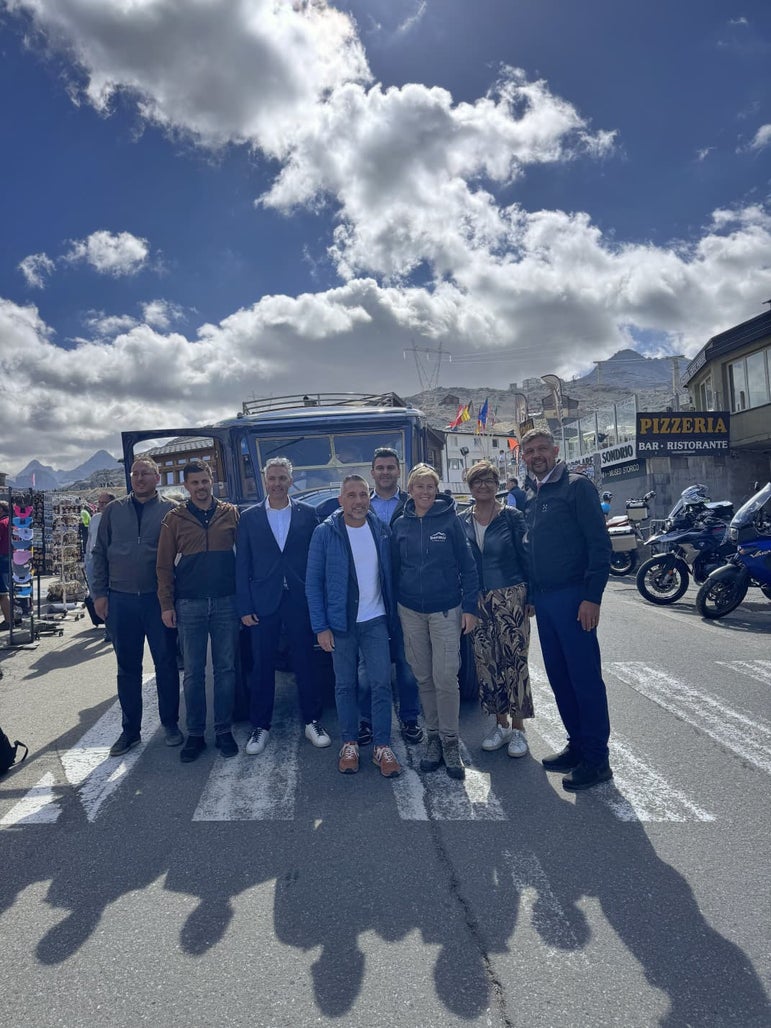 Da sinistra Matthias Hofer, consigiere della Giunta comunale di Prato allo Stelvio, il sindaco di Prato allo Stelvio Rafael Alber, il vicesindaco di Livigno Thommy Cantoni, l'assessore regionale Franco Lucente, il presidente dell'Agenzia trasporto pubblico del Bacino di Sondrio Giovanni Gianotti, la consigliera regionale Silvana Snider, la presidente della Comunità comprensoriale Val Venosta Rosalinde Koch Gunsch, l'assessore provinciale Daniel Alfreider. (Foto: USP/Dipartimento Infrastrutture e Mobilità)