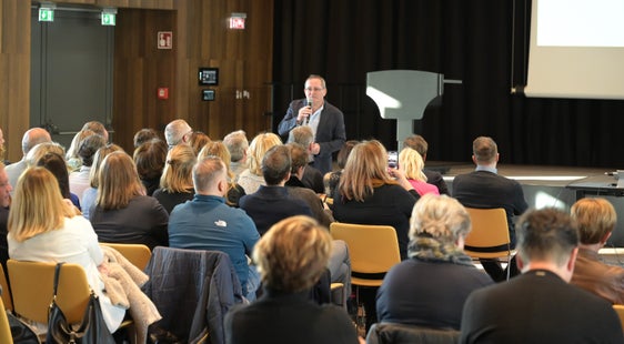 Bildungsdirektor Gustav Tschenett hat die Herbsttagung eröffnet. (Foto: LPA/Deutsche Bildungsdirektion)