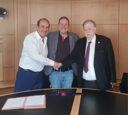 Handschlag zwischen den Unternehmern Hans Krapf (l.) und Dieter Knoll (r.) mit Landesrat Massimo Bessone (Foto: LPA/Landesabteilung Vermögensverwaltung)