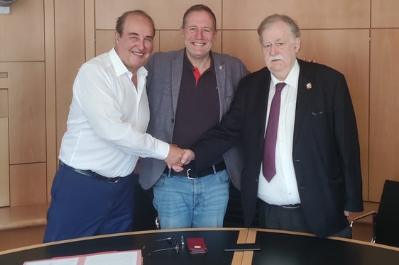 O aperto de mão entre os empresários Hans Krapf e Dieter Knoll sob o olhar do vereador provincial para obras públicas e patrimônio Massimo Bessone (Foto: Divisão de Patrimônio)