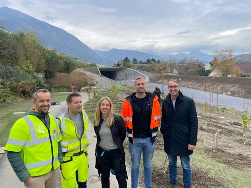 Zufrieden mit dem Baumfest und dem zeitgerechten Baufortschritt zeigen sich vor Ort der Verfahrensverantwortliche Florian Knollseisen, Armin Oberhofer (Vertreter der Baufirmen), Lehrerin Andrea Oberhofer, Tobias Obertegger (Vertreter der Baufirmen) und Bauleiter Alexander Überbacher. (Foto: LPA)