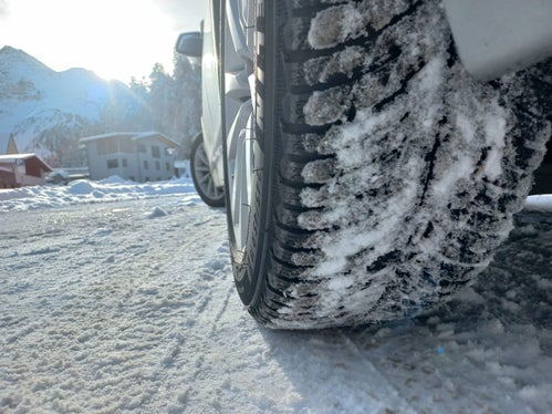L'Ufficio Motorizzazione della Provincia informa che mercoledì 15 novembre entra in vigore l’obbligo dell’attrezzatura invernale, pneumatici invernali o catene da neve, su strade e autostrade (Foto: ASP/Ufficio motorizzazione della Provincia)