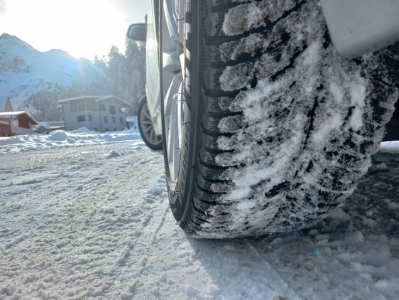 Ab 15. November gilt die Winterausrüstungspflicht: Bei Schnee und/oder Eisbildung auf der Fahrbahn müssen Fahrzeuge in Südtirol mit Winterausrüstung ausgestattet sein. (Foto: LPA/Kraftfahrzeugamt des Landes)