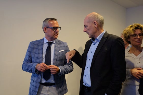 Landesrat Christian Bianchi (links) im Gespräch mit dem Direktor der Lebenshilfe Südtirol, Wolfgang Obexer. (Foto: LPA/Gianluca Crocco)