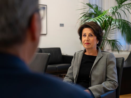 Soprattutto in tempi di titoli veloci e sensazionalistici, l'informazione basata sui fatti e quindi il servizio pubblico radiotelevisivo è particolarmente importante, ha sottolineato il presidente Kompatscher in una conversazione con la nuova caporedattrice Rai Mahlkencht (Foto: ASP/Fabio Brucculeri)